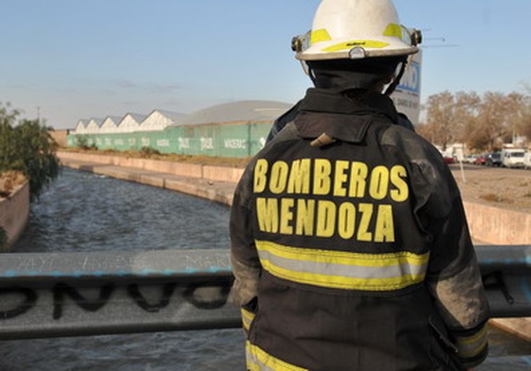 Los bomberos lograron rescatar al hombre en crisis. Foto: Flor Kaiser/MDZ