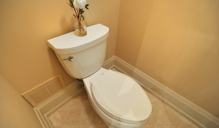 Hay una práctica muy simple que evita que millones de partículas microscópicas se esparzan por todo el baño.