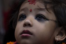 La nueva Kumari fue llevada en un palanquín ceremonial hasta el palacio Kumari Ghar, en el centro de Katmandú.