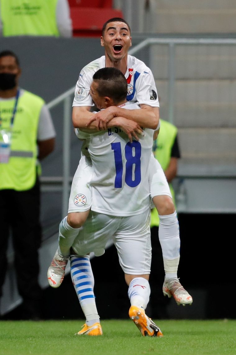 Miguel Almirón abraza a Samudio, autor del primer gol de Paraguay. Foto: Copa América