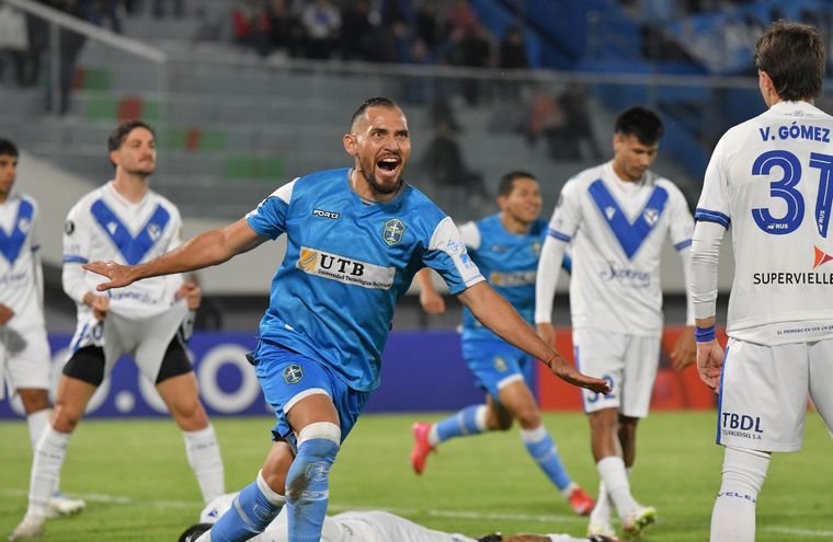 El Fortín sufre uno de los goles del elenco boliviano. Vélez se vino con las manos vacías de la altura. Foto: Fotobaires