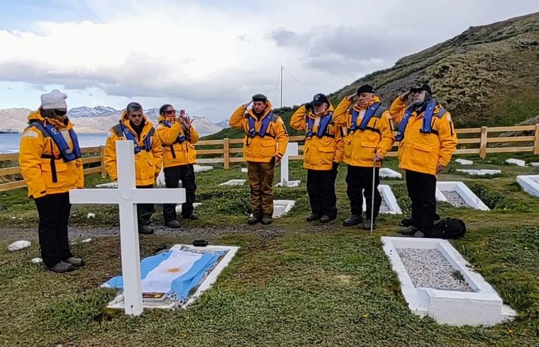 Los hijos del Suboficial Felix Artuso visitaron la tumba de su padre en el cementerio en la isla San Pedro, Georgias del Sur..