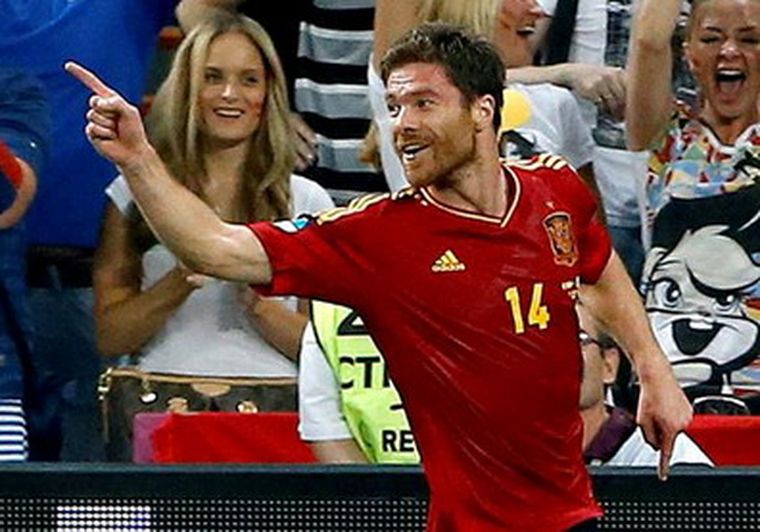 Xabi Alonso marcó los dos tantos españoles. Foto: EFE