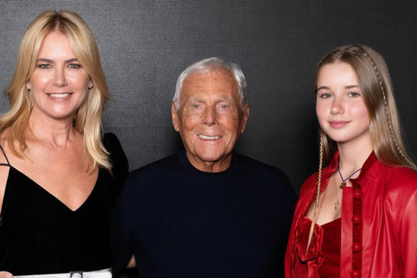 La modelo argentina Valeria Mazza y su hija Taína junto a Giorgio Armani. La modelo argentina Valeria Mazza y su hija Taína junto a Giorgio Armani.