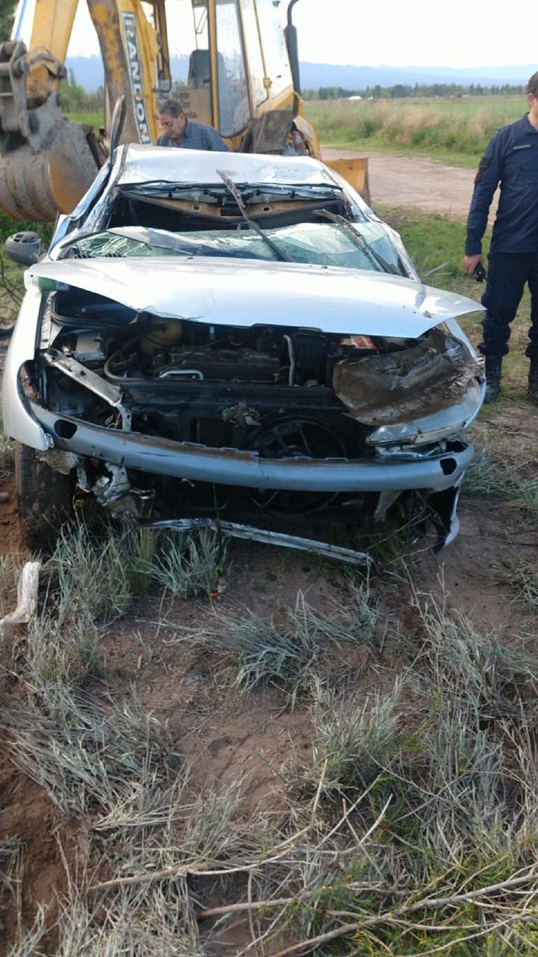 El vehículo cayó en un canal de San Carlos Foto: Ministerio de Seguridad de Mendoza