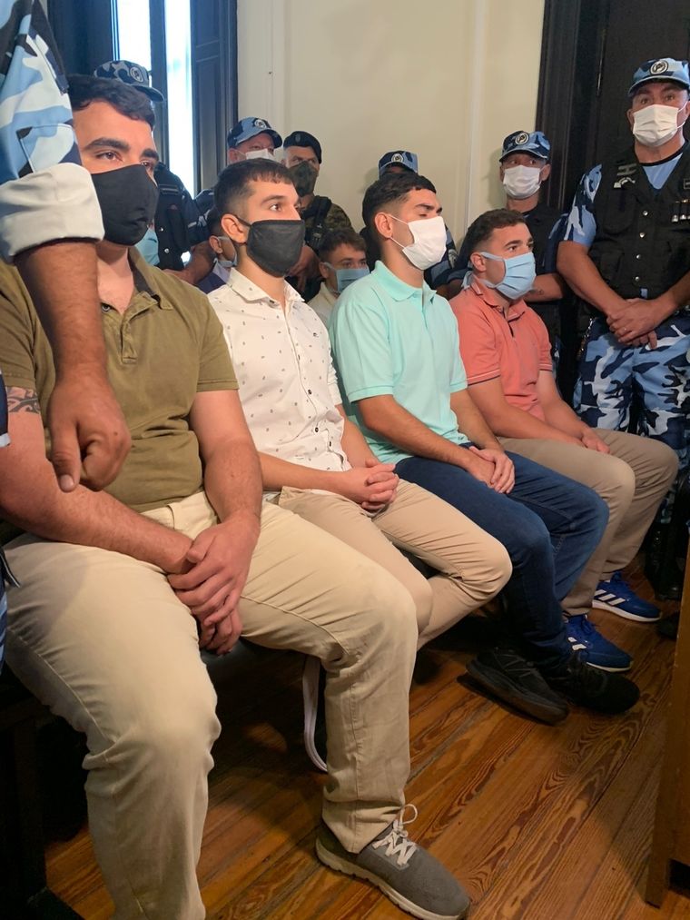 Los acusados escuchan los fundamentos de su abogado, en el inicio del juicio.