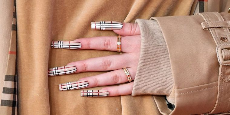 Las tendencias 2021 en uñas acrílicas traen variedad, sofisticación y detalle. Foto: HelloGiggles