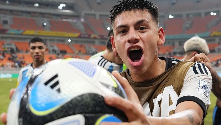 El Diablito es el goleador de la Copa del Mundo con cinco goles. Foto: Instagram @claudioecheverri_