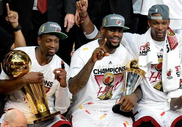 Wade, James y Bosh en el festejo. Foto: EFE