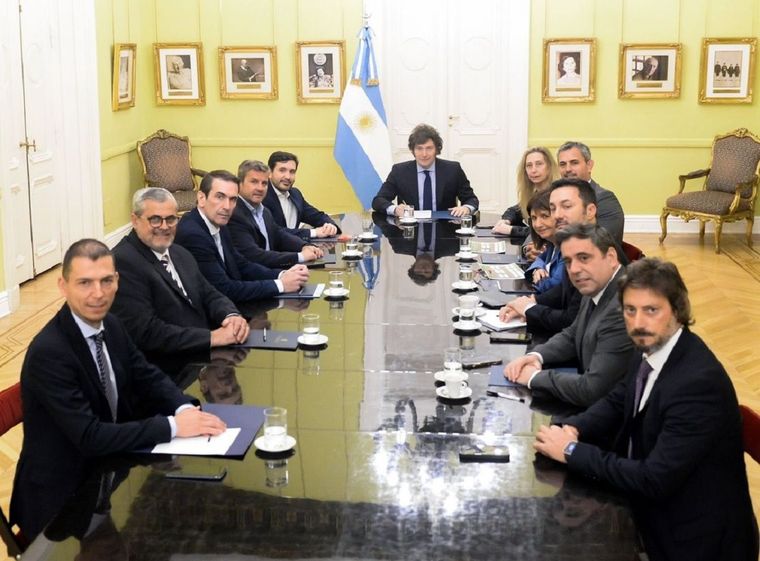 Los cinco diputados radicales reunidos con Javier Milei y sus funcionarios en Casa Rosada. Foto: Presidencia