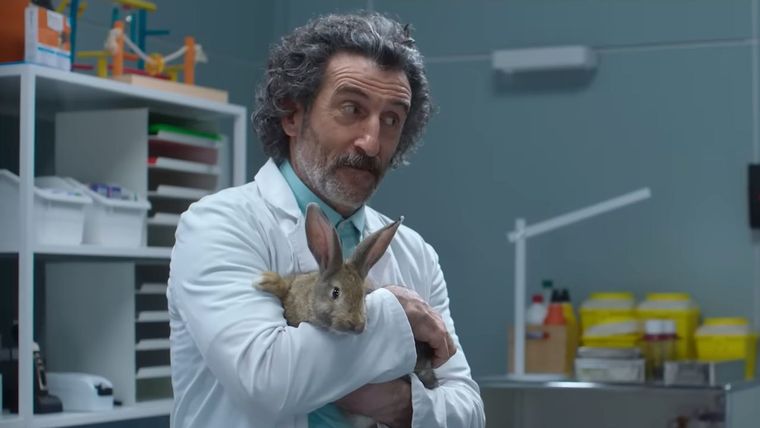 El actor Luis Zahera encarna al veterinario Antón en Animal, una de las grandes comedias del año por Netflix.