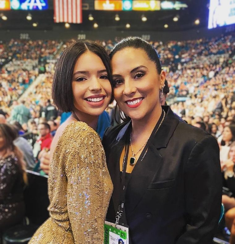 ÁNGELA  AGUILAR Y ANELIZ ÁLVAREZ LA CANTANTE POSA JUNTO A SU MADRE. Foto: Instagram