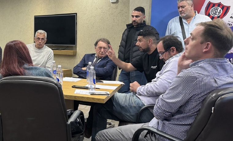 El exjugador se presentó en la reunión. Foto: X @Rodri_Vizcarra