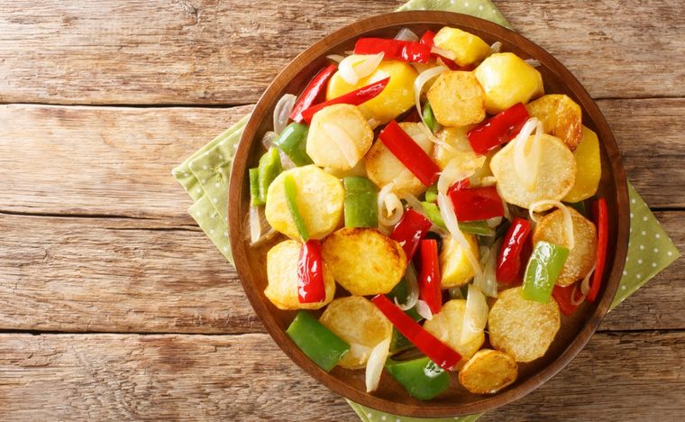 Patatas a lo pobre Una receta simple y deliciosa de patatas a lo pobre para hacer en minutos Foto: Shutterstock