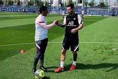 Messi junto a Jesús Pérez, mano derecha de Mauricio Pochettino en el cuerpo técnico del PSG Foto: PSG