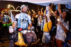 En noviembre de 2022, el ciclista viajó en equipo hasta el país de Medio Oriente donde se realizó el Mundial de Fútbol Foto: Instagram @lucasledezma.99