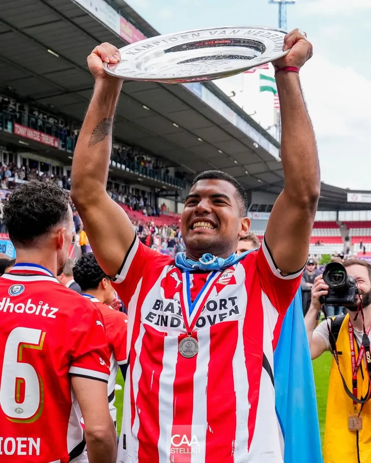 Walter Benítez se va libre de PSV Eindhoven siendo bicampeón de la Eredivisie y con un total de cinco títulos conquistados. Walter Benítez se va libre de PSV Eindhoven siendo bicampeón de la Eredivisie y con un total de cinco títulos conquistados.
