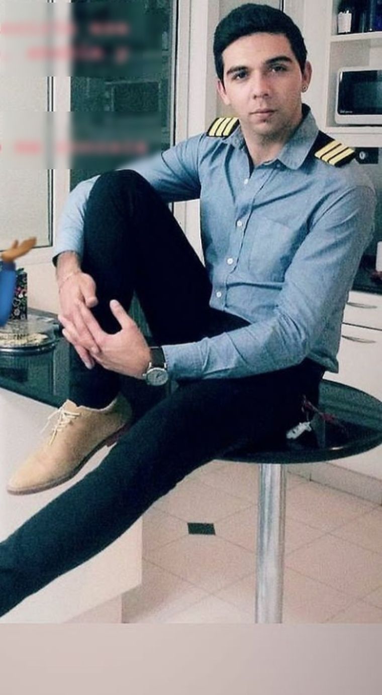 Gastón Curi, uno de los acusados, con su uniforme de piloto de avión. Aclará que el uniforme no es de las Fuerzas de Seguridad, pide