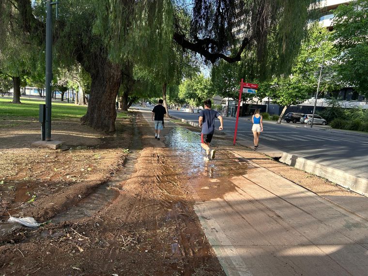 El feriado dejó al descubierto otro derrame cloacal en Boulogne Sur Mer. La zona amaneció inundada el lunes y el desborde continuó hasta el martes cuando Aysam retiró tapones de residuos para restablecer el servicio.