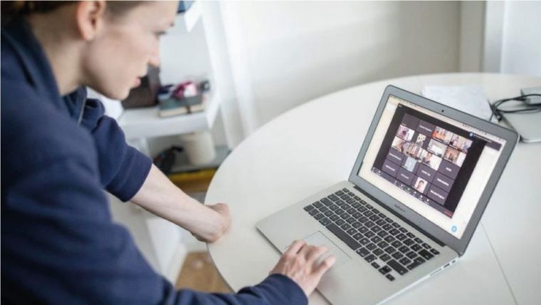 ¿Es peligroso que tus jefes sepan mucho de ti? Foto: GETTY IMAGES