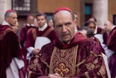 Ralph Fiennes encarnó el papel del Cardenal Lawrence. Foto: Cortesía: Diamond Films