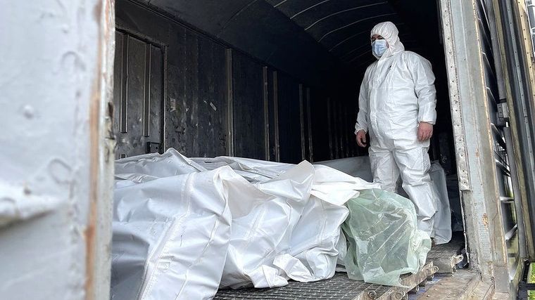 Los cuerpos de decenas de soldados rusos muertos descubiertos cerca de Kiev han sido colocados en vagones de tren refrigerados