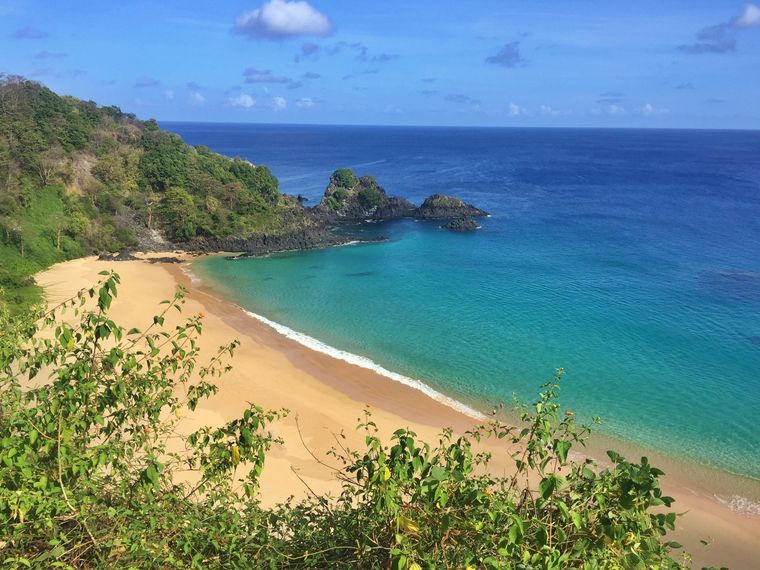 Praia do Sancho sorprende por su entorno natural casi intacto y sus aguas cristalinas. Praia do Sancho sorprende por su entorno natural casi intacto y sus aguas cristalinas.