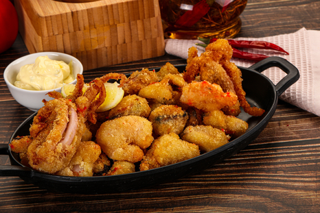La receta destaca por usar harina fina y aceite muy caliente, logrando una fritura ligera típica del sur de España.