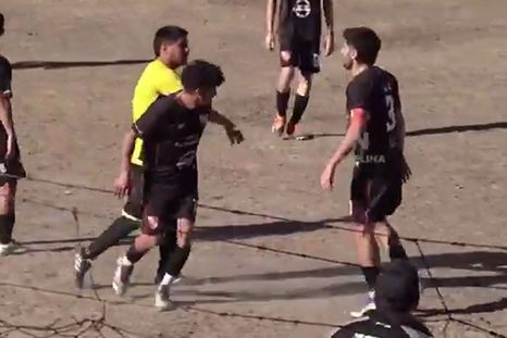 Varios jugadores se tomaron a golpes de puño Varios jugadores se tomaron a golpes de puño