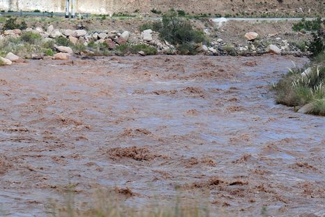 Las tareas en el descargador de fondo del dique provocarán un incremento del caudal del río Mendoza. Piden evitar toda actividad en sus márgenes.