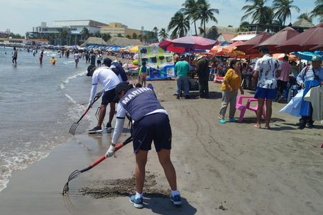 Operarios limpian una playa contaminada en Veracruz. Operarios limpian una playa contaminada en Veracruz.