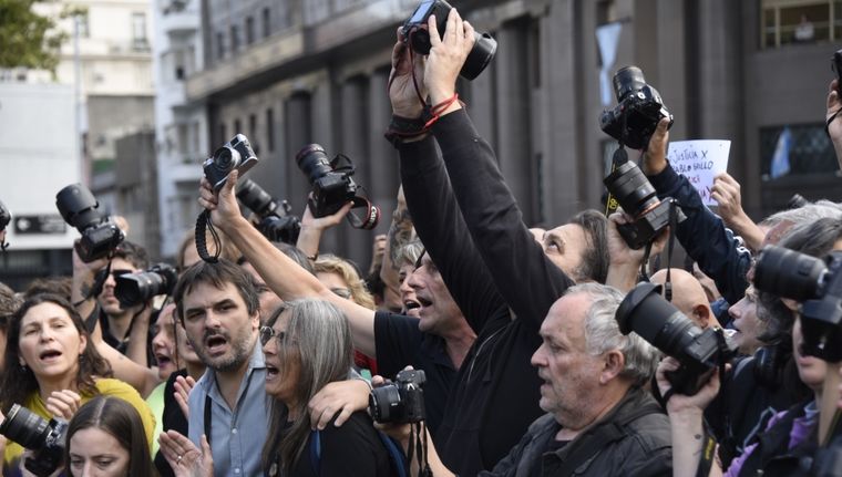 Reporteros gráficos se manifestaron pidiendo justicia por el fotógrafo Pablo Grillo, herido gravemente durante la represión policial en la manifestación de jubilados y barras. Foto: Juan Mateo Aberastain Zubimendi / MDZ.