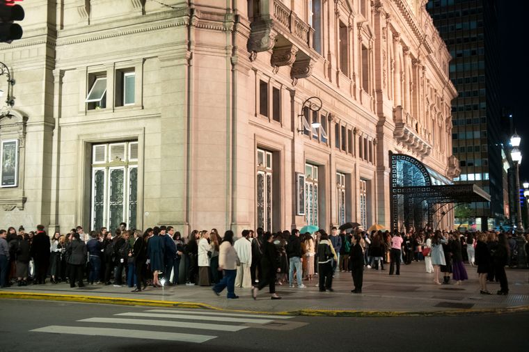 Largas filas a las afueras del Teatro Colón a la espera del encuentro con Marianela Núñez. Largas filas a las afueras del Teatro Colón a la espera del encuentro con Marianela Núñez.