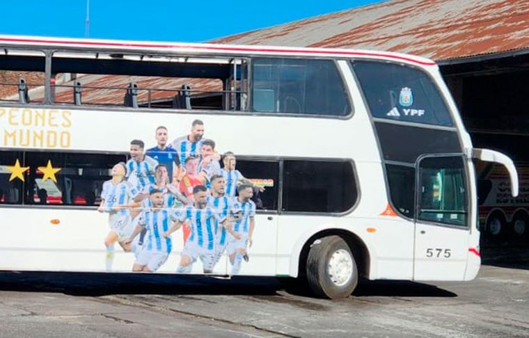 La Selección argentina festejará por todo Buenos Aires subida a un micro revestido para la ocasión. Foto: Vermouth Deportivo