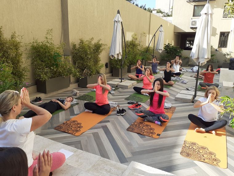 Yoga y relax para las candidatas a Reina Nacional de la Vendimia.
