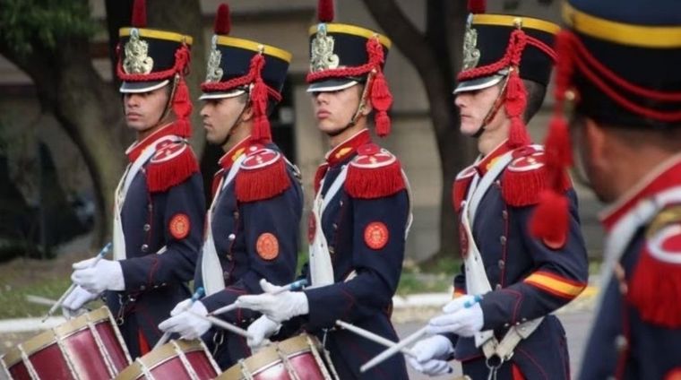 Este sábado en la Plaza de Mayo se realizó por primera vez el relevo de las guardias del Regimiento de Infantería 1 “Patricios”, del Regimientos de Granaderos a Caballo y del Regimiento de Artillería 1. Foto: X de @Granaderosarg ·