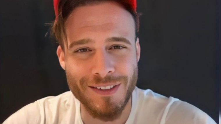 Kerem Bürsin Acto solidario multitudinario. Foto: Captura: Twitter - @moodbursinvond