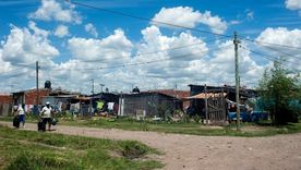 Casi la mitad de las familias argentinas enfrenta dificultades para conectarse a alguna red básica, como agua corriente, gas natural o cloacas. Casi la mitad de las familias argentinas enfrenta dificultades para conectarse a alguna red básica, como agua corriente, gas natural o cloacas.