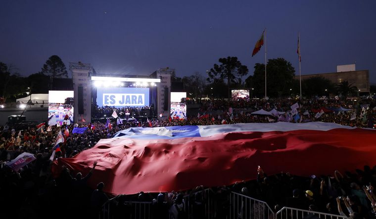El cierre en Chile de la campaña de la candidata oficialista Jaenette Jara. Foto Efe El cierre en Chile de la campaña de la candidata oficialista Jaenette Jara. Foto Efe