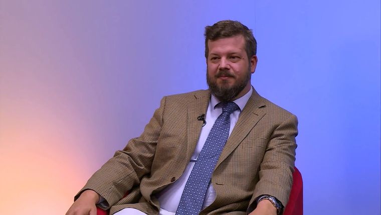 Johannes Kaiser lanzó oficialmente su candidatura presidencial en Chile y busca consolidar el espacio libertario en el país andino. 