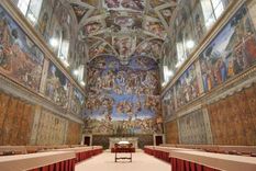 La Capilla Sixtina alberga a unas 200 personas en misas o hasta a 20.000 de los alrededor de 25.000 visitantes que llegan a diario, 5 millones al año. Aquí se ve lista para el cónclave de 2025. Foto: BBC