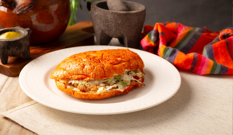 Con el tiempo, la receta se adaptó en la Ciudad de México, incorporando el chile guajillo y el relleno de papa con chorizo, convirtiéndose en un clásico de las fondas y ferias.