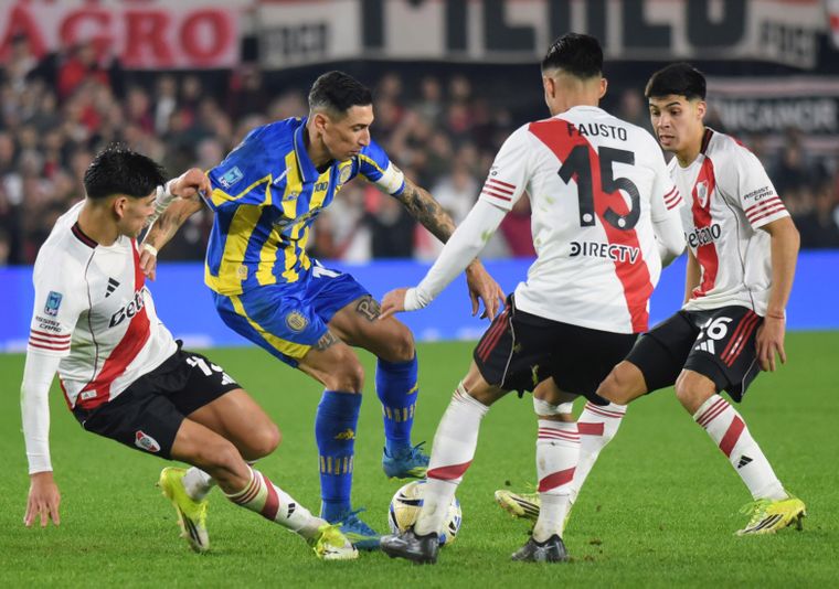 Di María protestó luego de la derrota de Rosario Central en el Monumental.