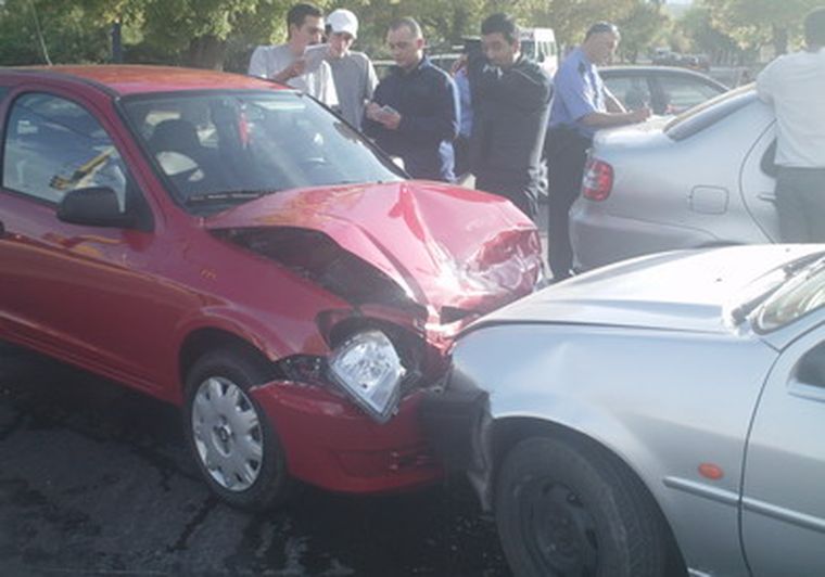 El Suzuki Fun y el Ford Fiesta chocaron de frente. Foto: MDZ