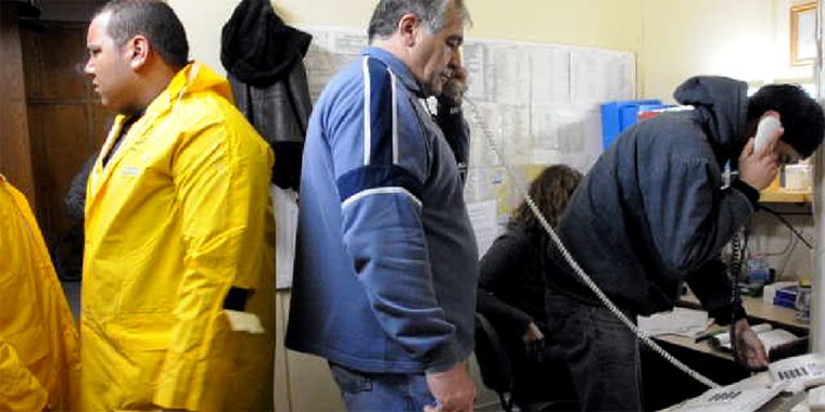 La Oficina de Defensa Civil: un llamado tras otro, en un día complicado. Foto: Mediamza.com
