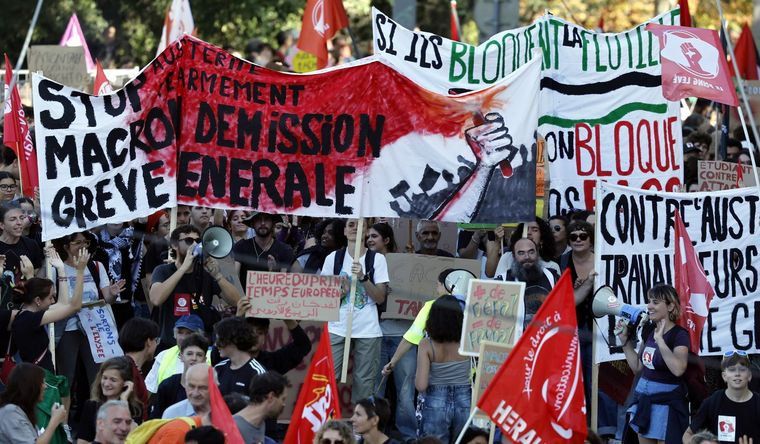 En Francia, hay 250 manifestaciones, en el marcho de la huelga general. Foto Efe