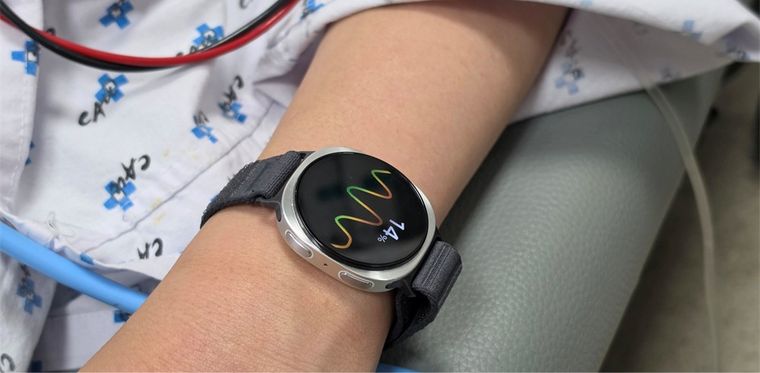 Los sensores ópticos del Galaxy Watch analizan el ritmo cardíaco para detectar anomalías antes de que el usuario pierda el conocimiento. Los sensores ópticos del Galaxy Watch analizan el ritmo cardíaco para detectar anomalías antes de que el usuario pierda el conocimiento.