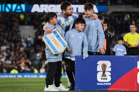 Messi junto a sus hijos antes del partido ante Venezuela. La dedicatoria de Antonela Roccuzzo a Messi tras su despedida oficial en el país. Messi junto a sus hijos antes del partido ante Venezuela. La dedicatoria de Antonela Roccuzzo a Messi tras su despedida oficial en el país.