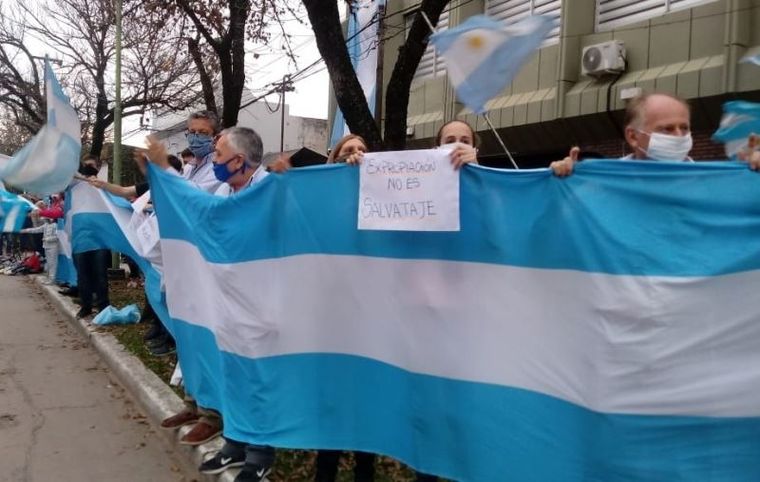 Abrazo simbólico al edificio del Grupo Vicentín.