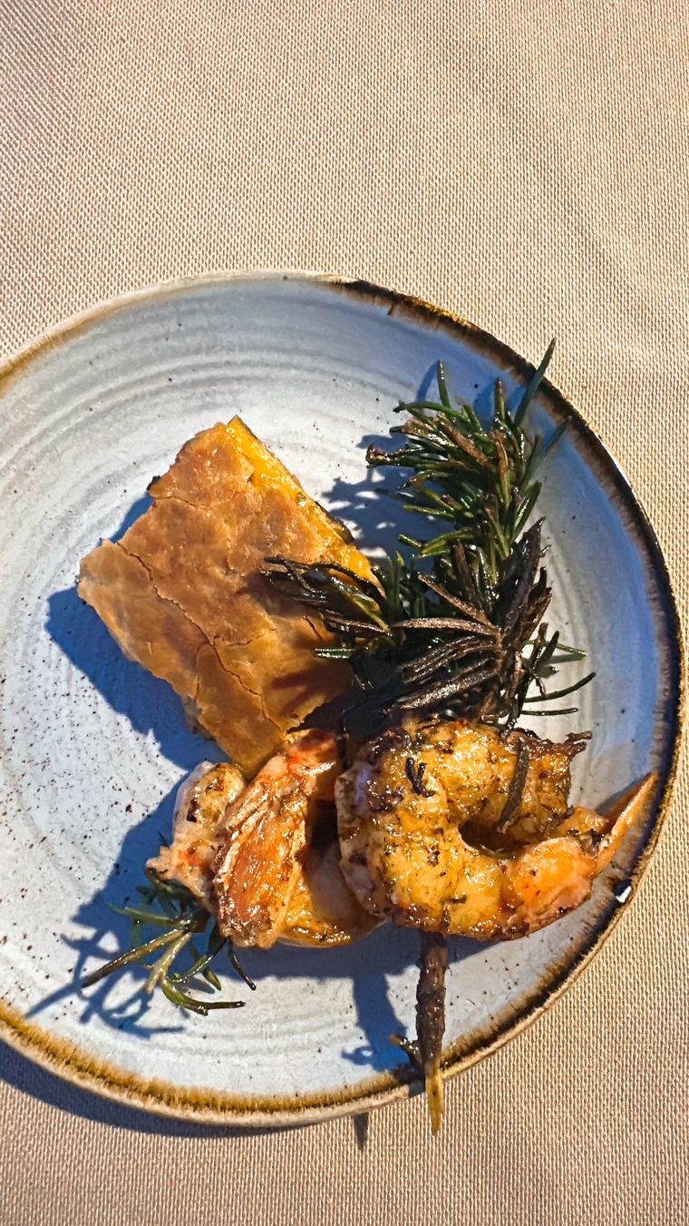 Piadina de queso, cebolla, verdeo y orégano. Pinchos de langostinos en varas de romero. Piadina de queso, cebolla, verdeo y orégano. Pinchos de langostinos en varas de romero.